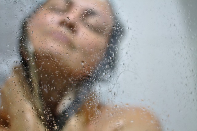 femme dans la douche