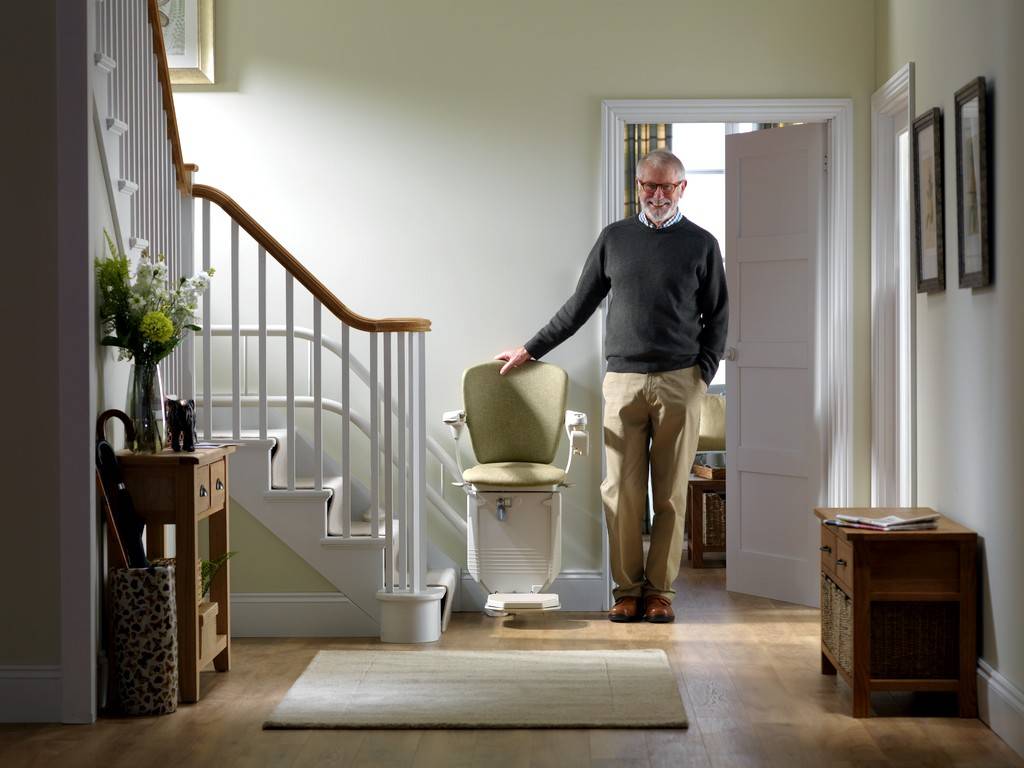 homme senior devant le monte-escalier