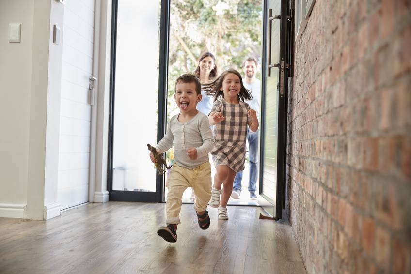 famille heureuse dans la maison