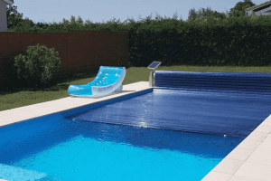 volet de piscine avec tablier en polycarbonate bleu