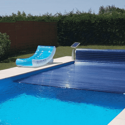 volet de piscine avec tablier en polycarbonate bleu