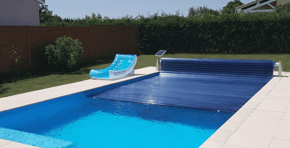 volet de piscine avec tablier en polycarbonate bleu