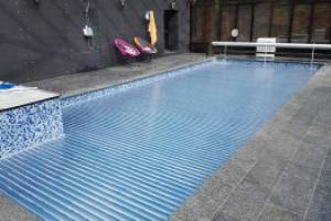rideau de piscine lames polycarbonate