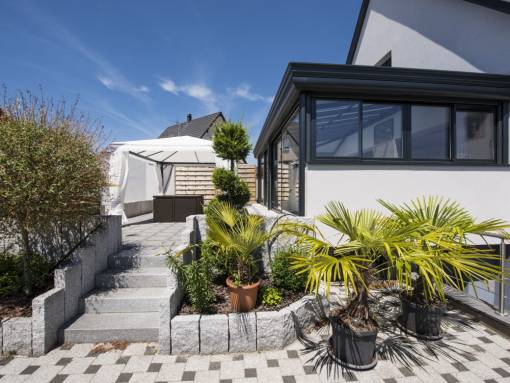 une véranda avec accès sur le jardin