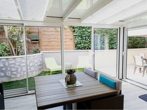 une véranda avec accès sur le jardin