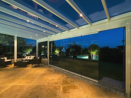 une véranda avec accès sur le jardin