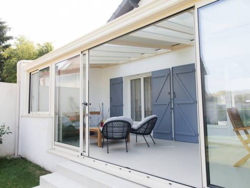 une véranda avec accès sur le jardin