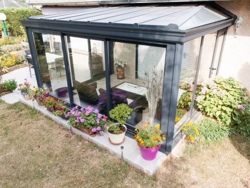 une véranda avec accès sur le jardin