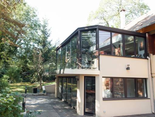 une véranda avec accès sur le jardin