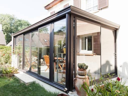 une véranda avec accès sur le jardin