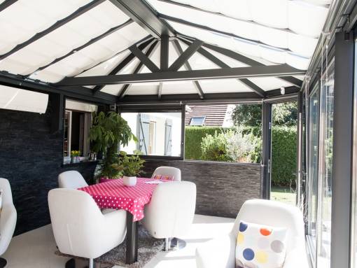 une véranda avec accès sur le jardin