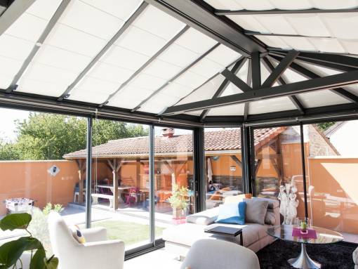 une véranda avec accès sur le jardin