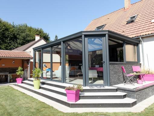 une véranda avec accès sur le jardin