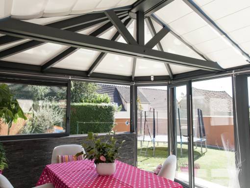 une véranda avec accès sur le jardin