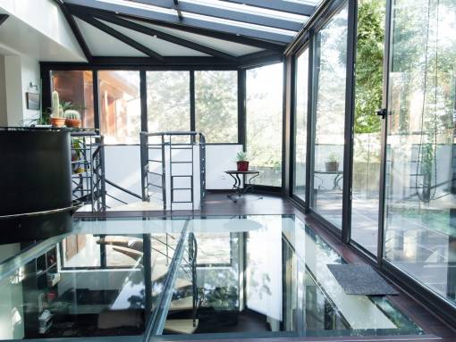 une véranda avec accès sur le jardin