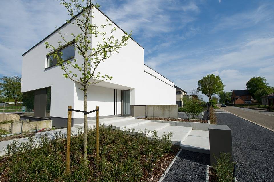 maison cubique avec une fenêtre panoramique