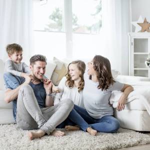 Famille dans un salon de maison