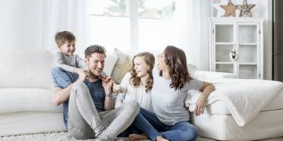 Famille dans un salon de maison