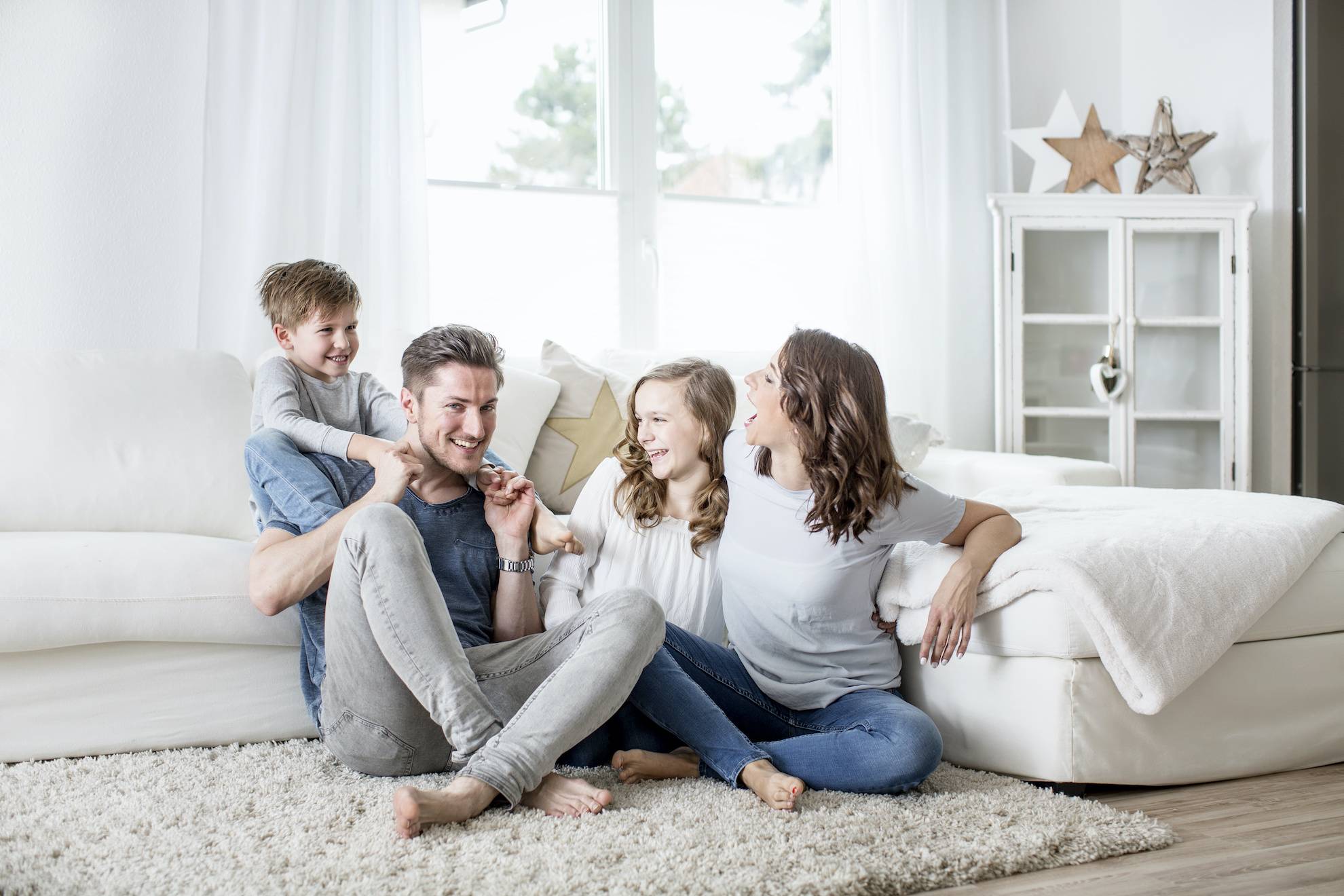 Famille dans un salon de maison