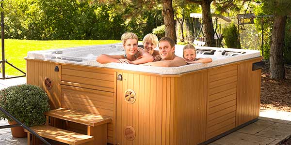 parents et enfants dans un spa effet bois