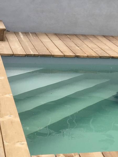terrasse en bois et piscine