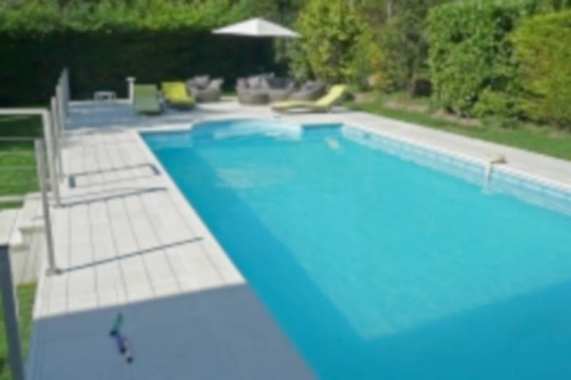 piscine margelles gris clair