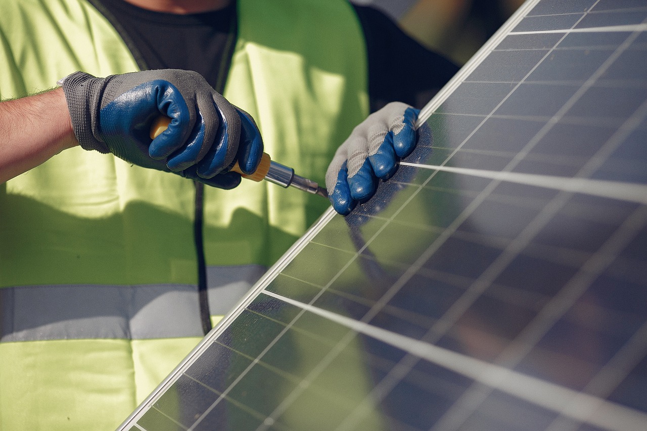 poseur de panneaux solaires