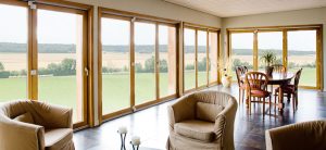 maison fenêtres en bois