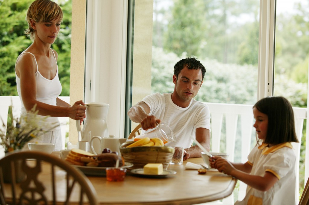 famille cuisine fenetre
