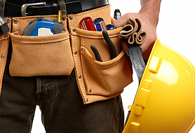 Artisan homme avec un zoom sur ses outils