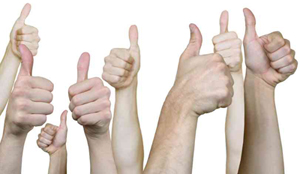 Mains levées avec pouces levés