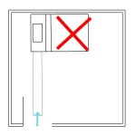 lit en face de la porte d'entrée