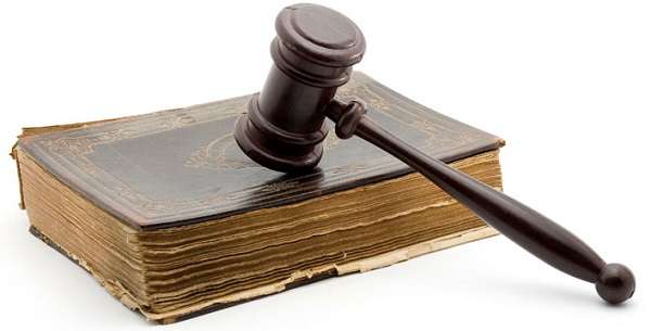 Recours justice voisine : maillet de justice