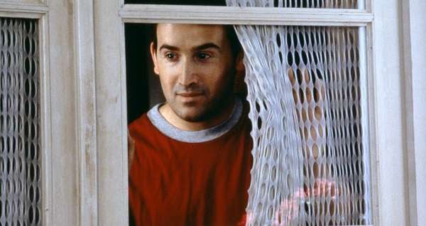 Homme qui regarde par la fenêtre