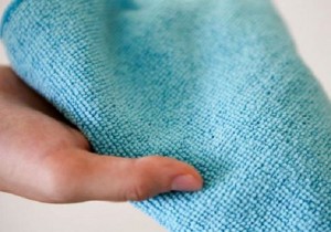 Chiffon doux microfibre dans une main