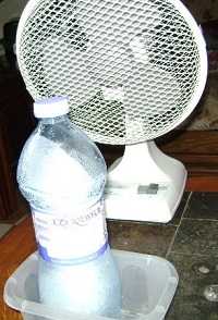 Bouteille congelée devant un ventilateur