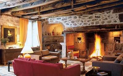 Belle cheminée chaleureuse dans un salon